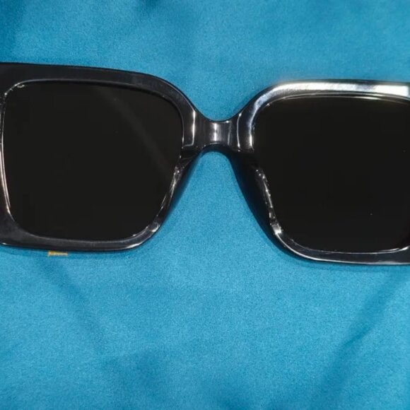 Gucci Oversized Square Black Sunglasses with Velvet Case - Picture 4 of 6